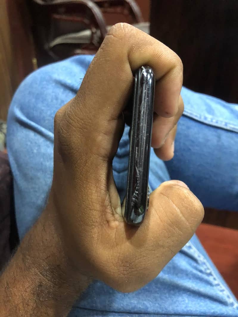 Apple iPhone XS 4