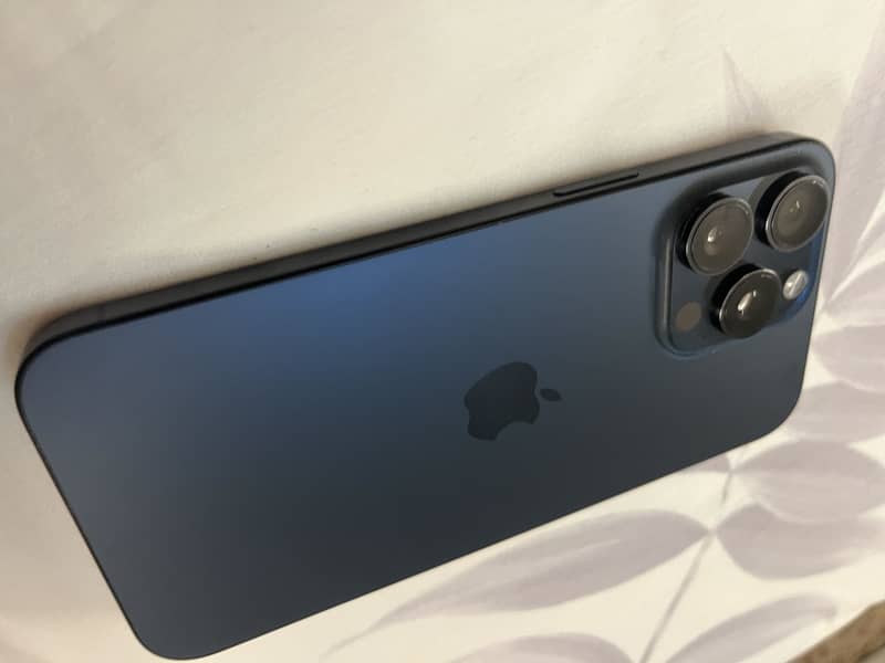 Apple iPhone 15 Pro Max 4