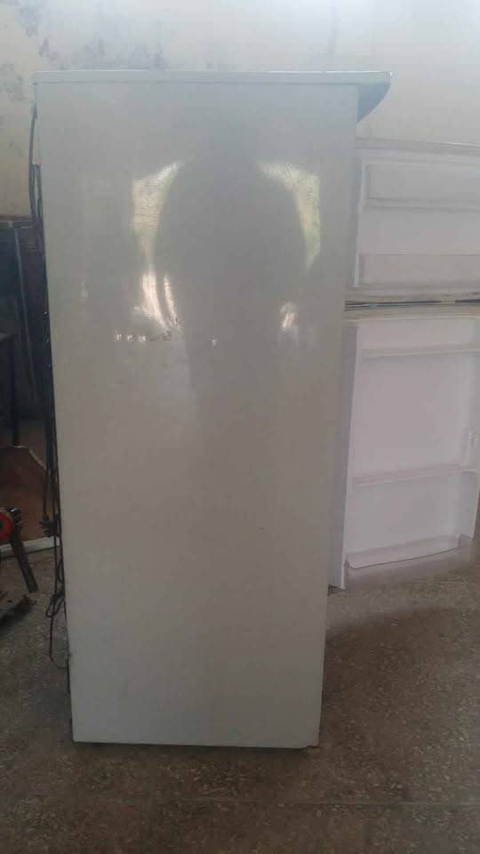medium size refigerator 3