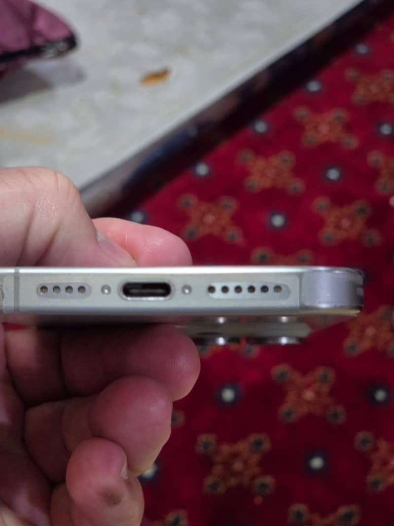 Apple iPhone 15 Pro Max 3