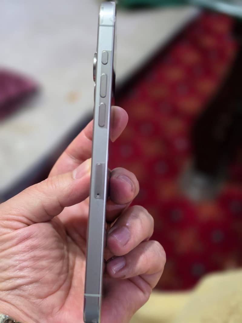 Apple iPhone 15 Pro Max 4