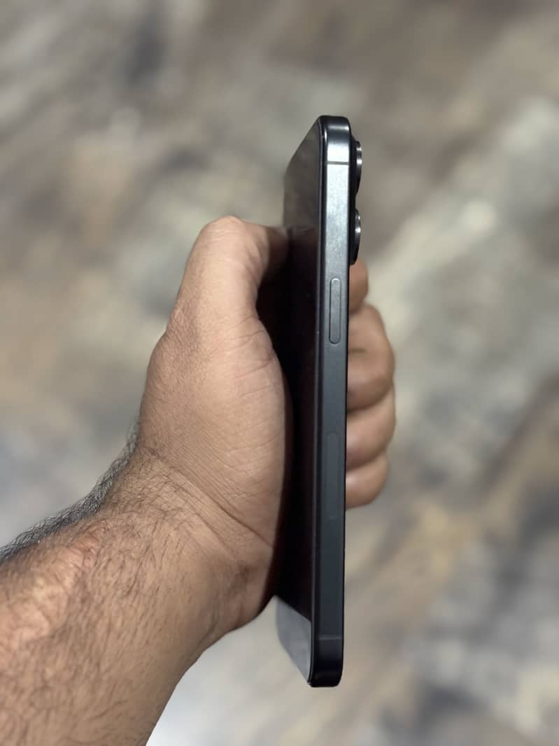 Apple iPhone 15 Pro Max 4