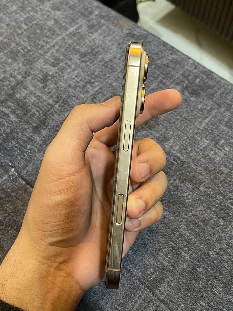 Apple iPhone 16 Pro 3