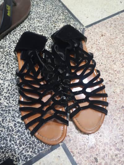 used sandle woman normal condition