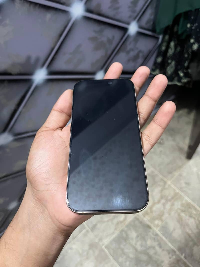 Apple iPhone 16 Pro 1
