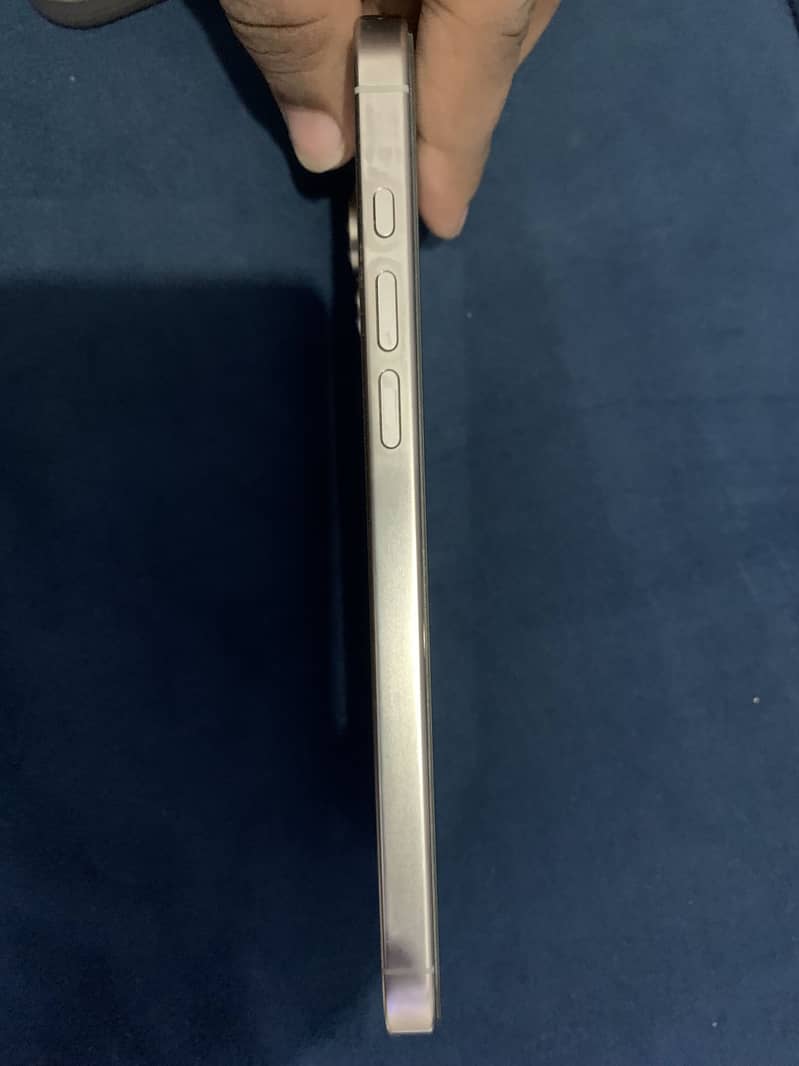 Apple iPhone 16 Pro Max 4