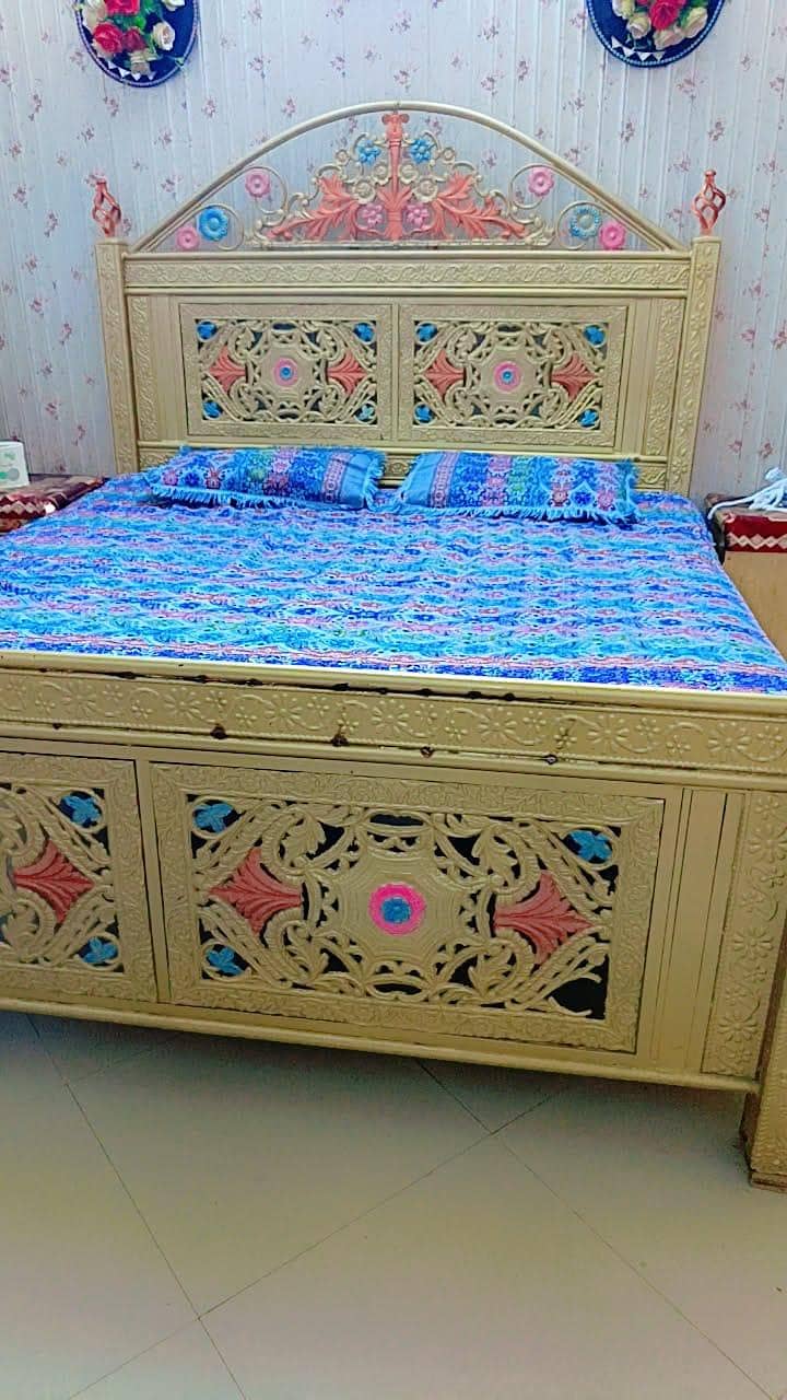 iron bed 0