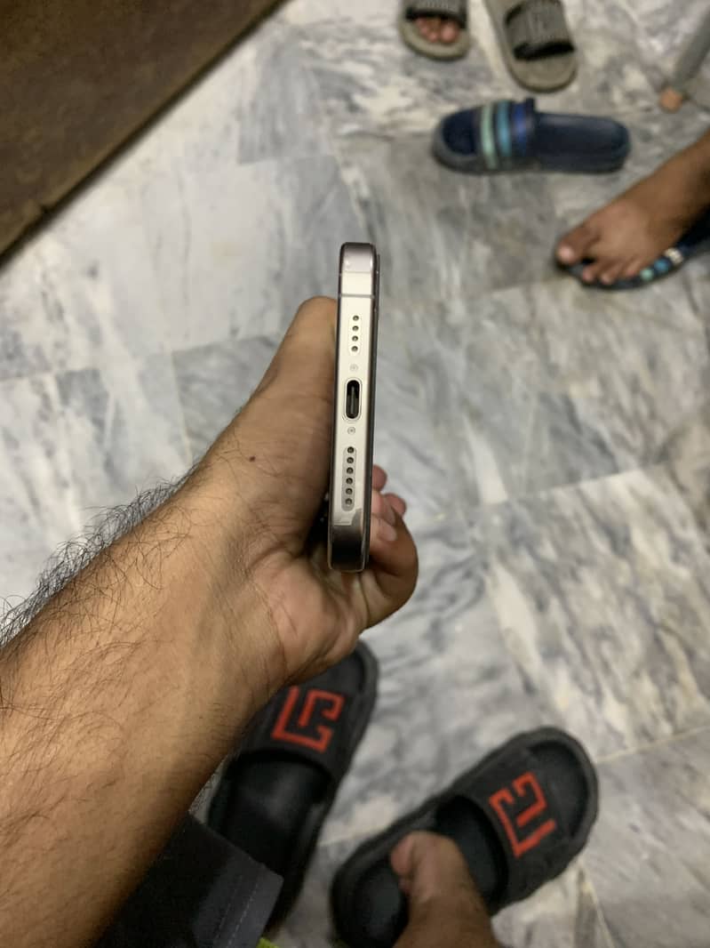Apple iPhone 15 Pro Max 4
