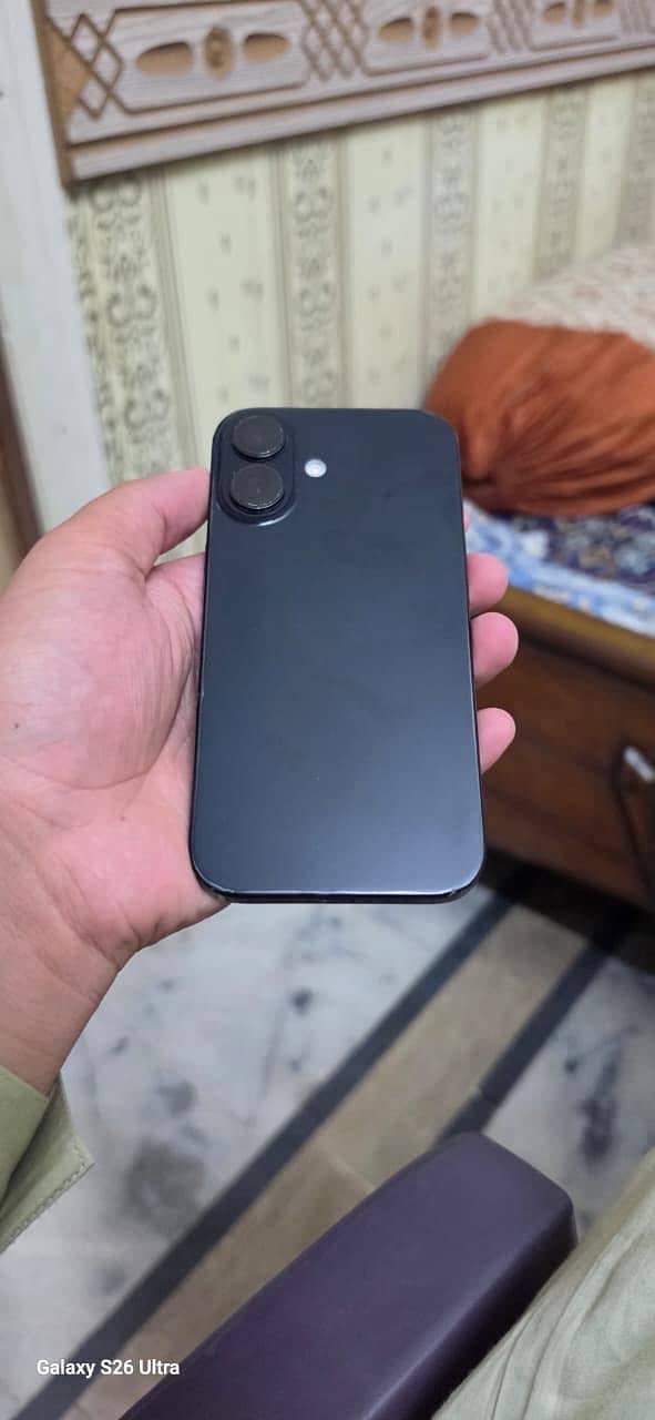 Apple iPhone 16 4