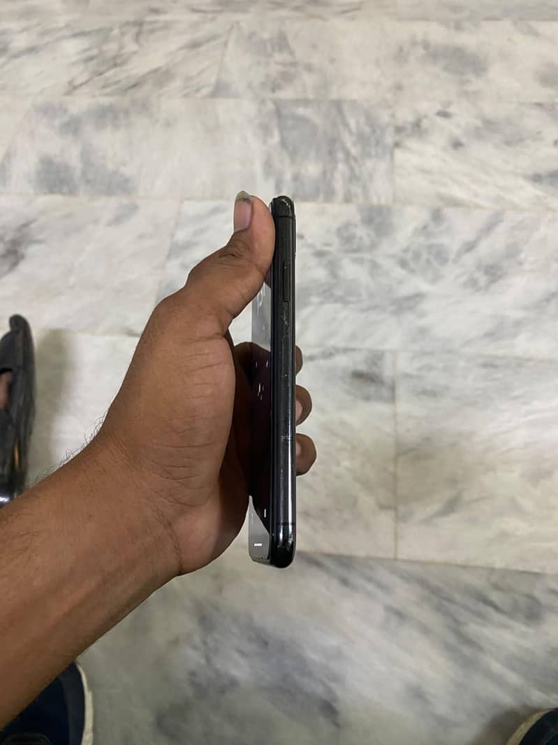 Apple iPhone X 4
