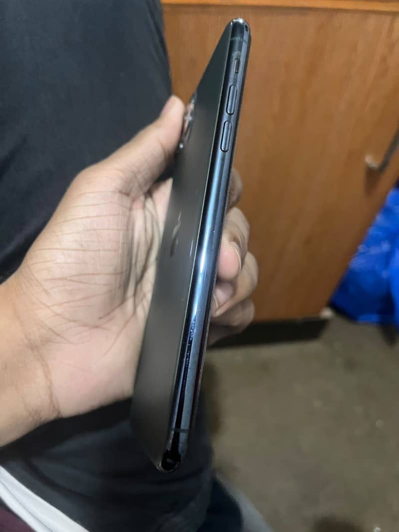 Apple iPhone 11 Pro Max 4