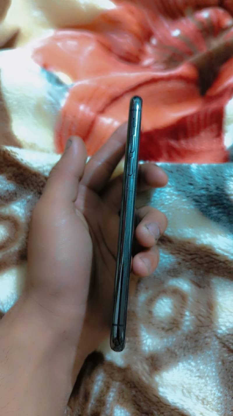 Apple iPhone X 4