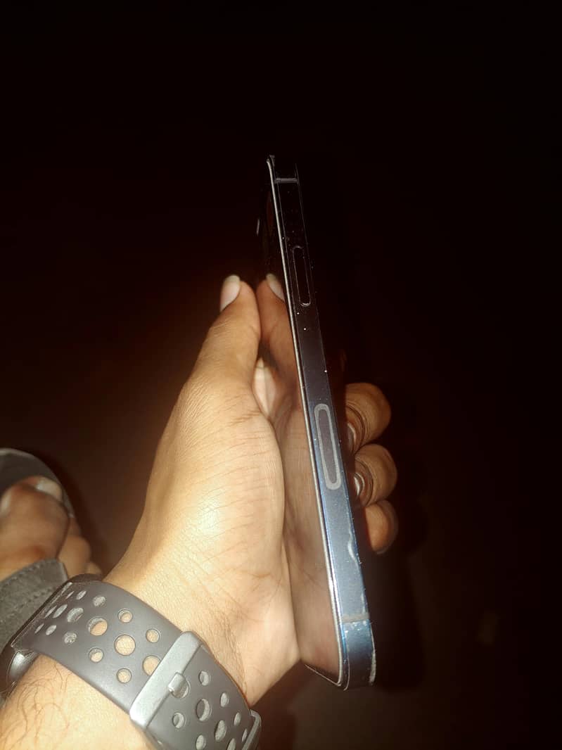 Apple iPhone 12 4