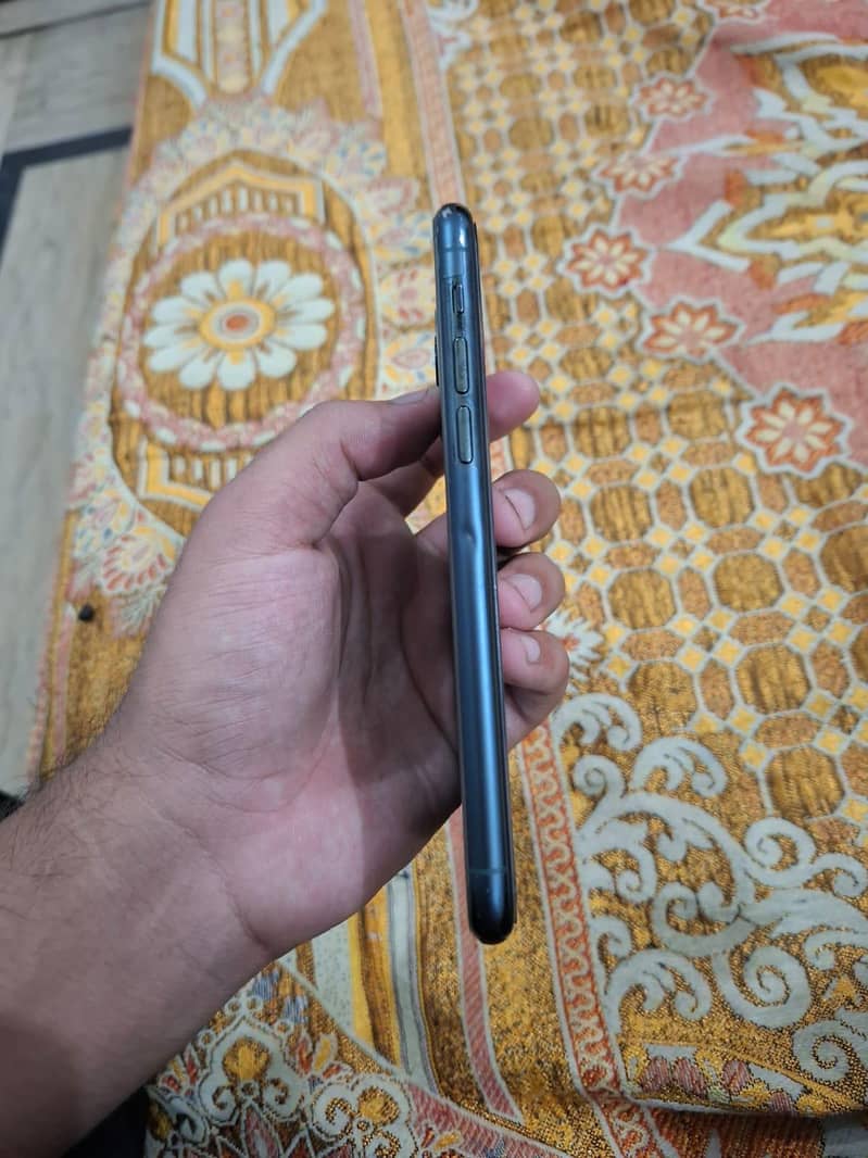 Apple iPhone 11 Pro 4