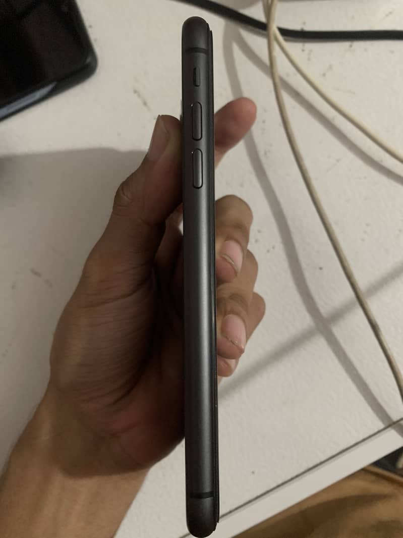 Apple iPhone 11 4