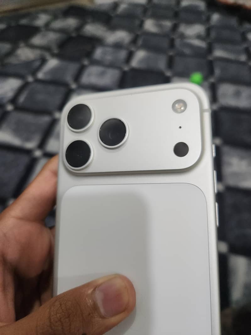 Apple iPhone 17 Pro Max 2