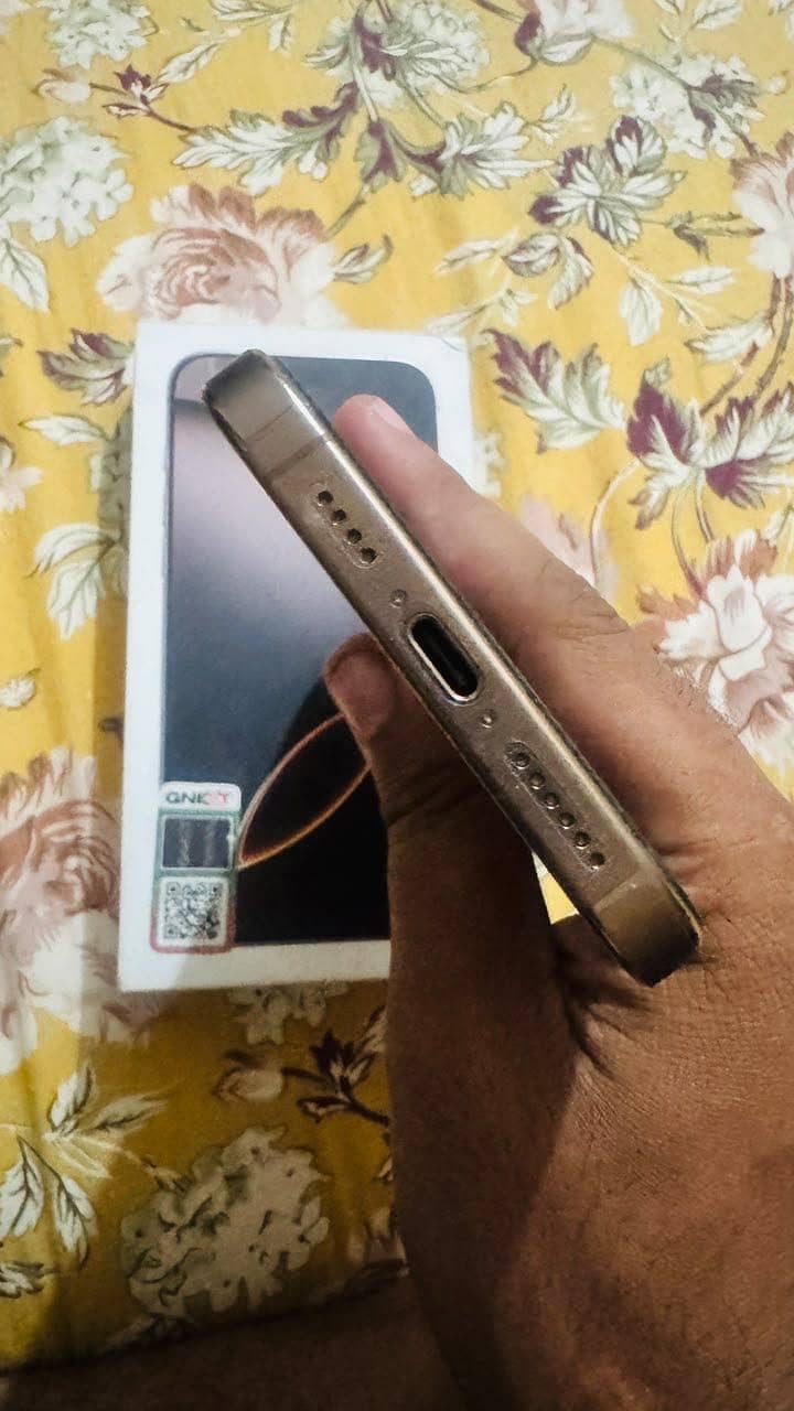 Apple iPhone 16 Pro Max 2