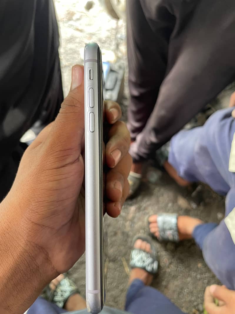 Apple iPhone 11 3
