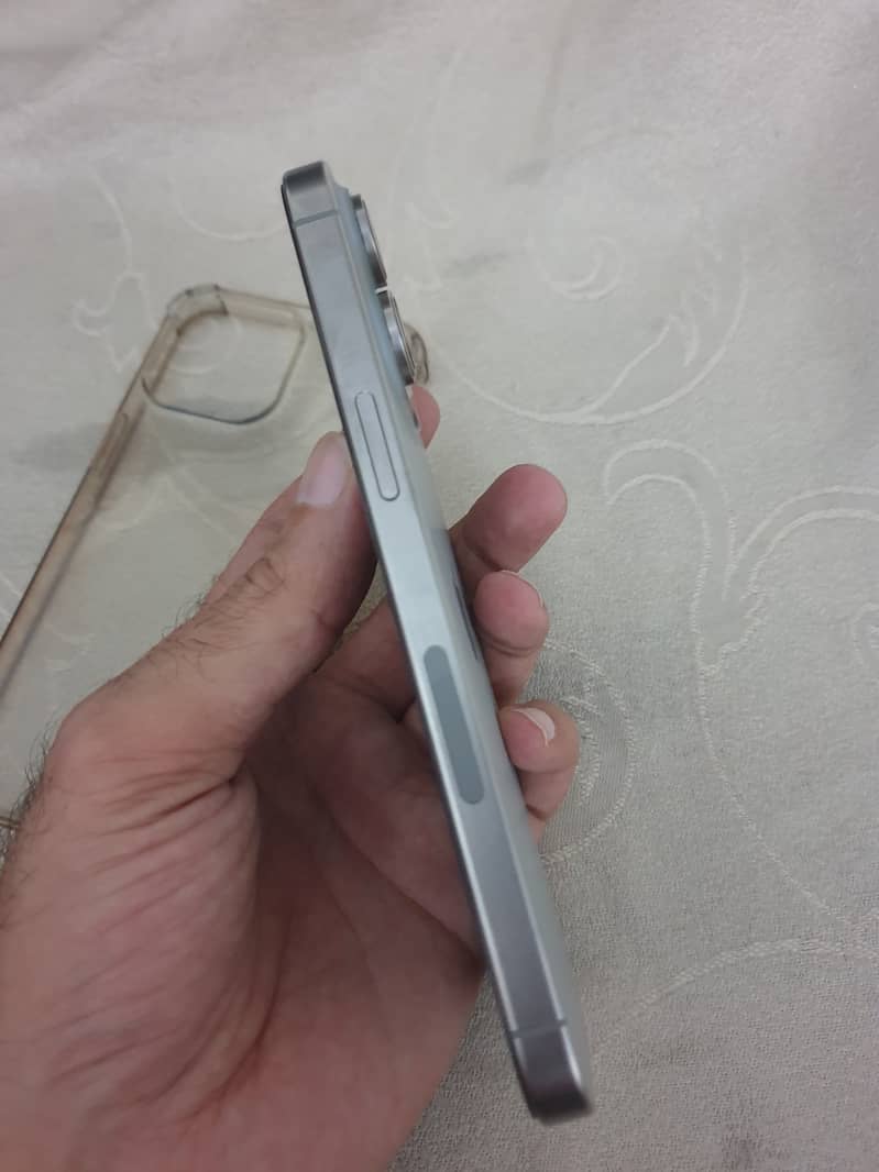 Apple iPhone 15 Pro Max 4