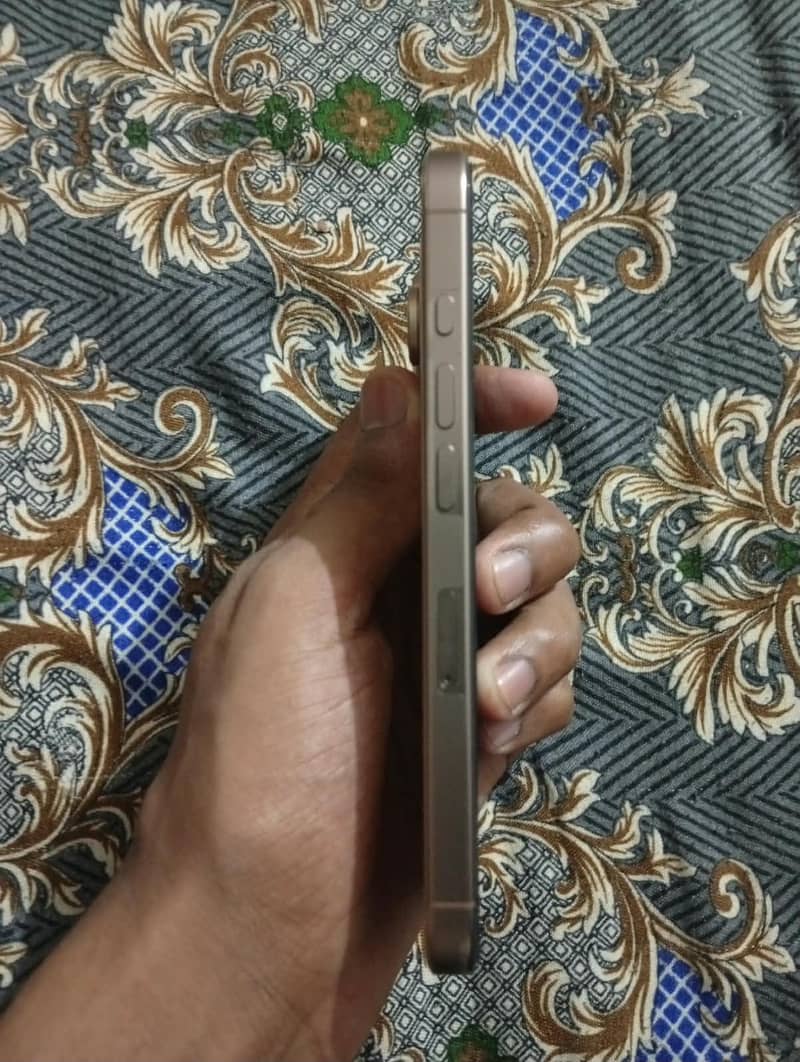 Apple iPhone 16 Pro 1