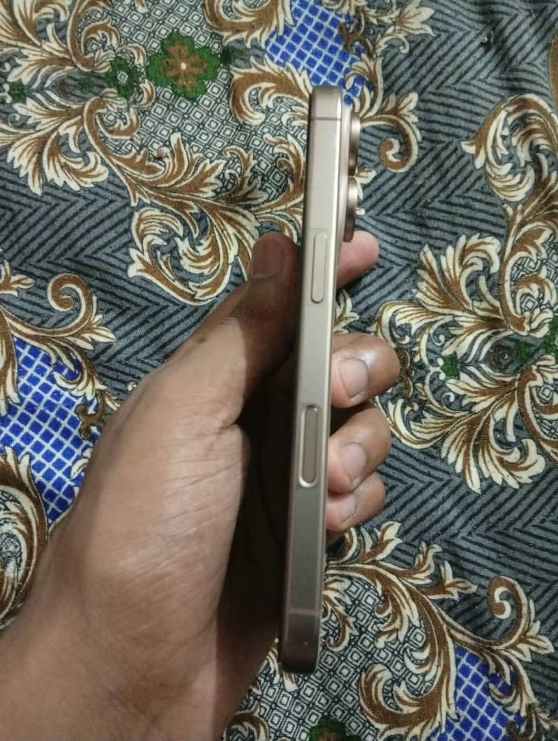 Apple iPhone 16 Pro 2