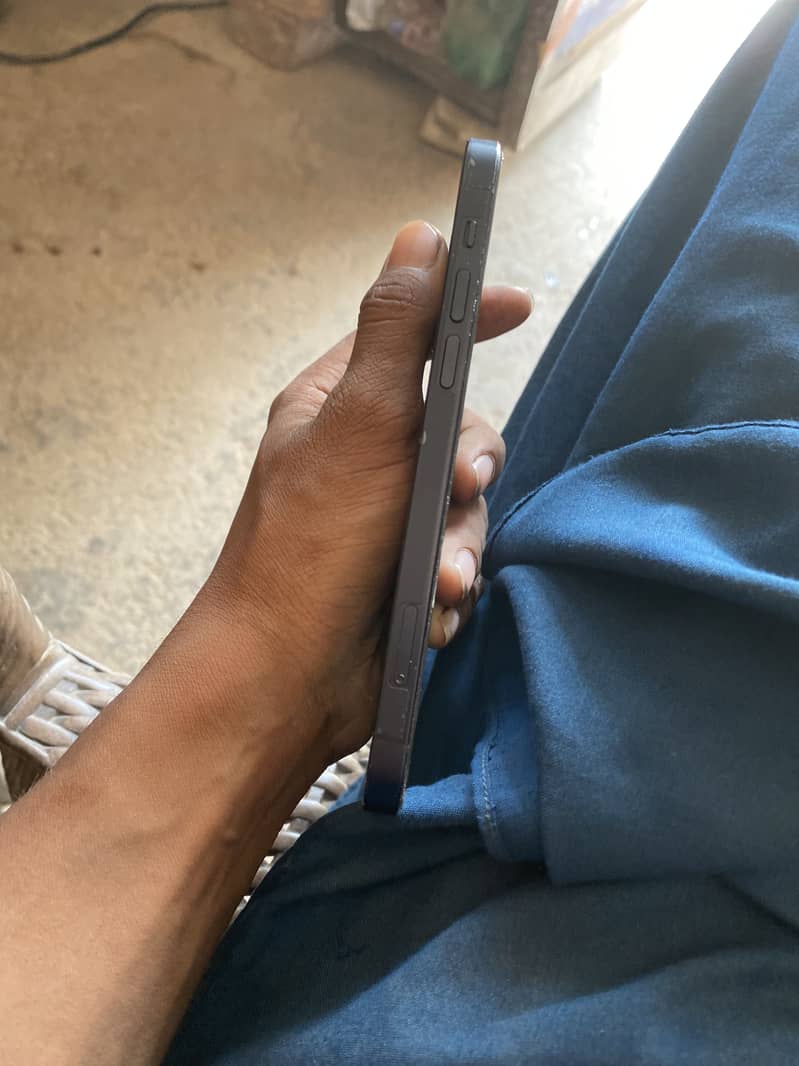 Apple iPhone 12 4