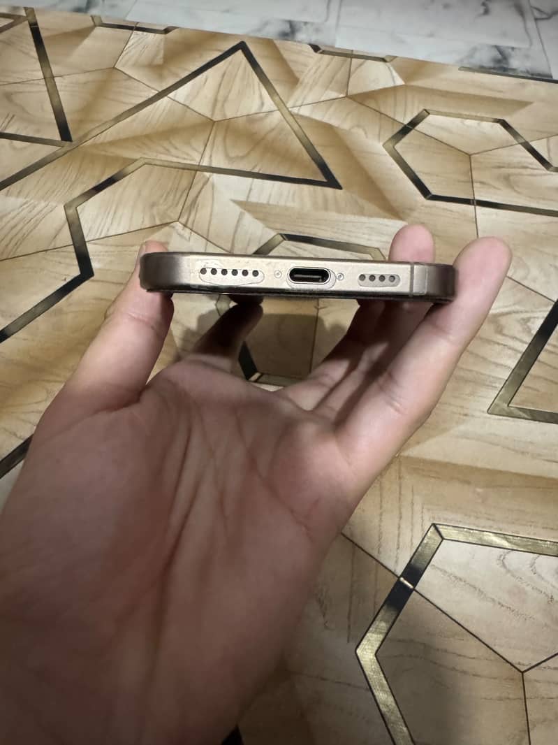 Apple iPhone 16 Pro Max 4