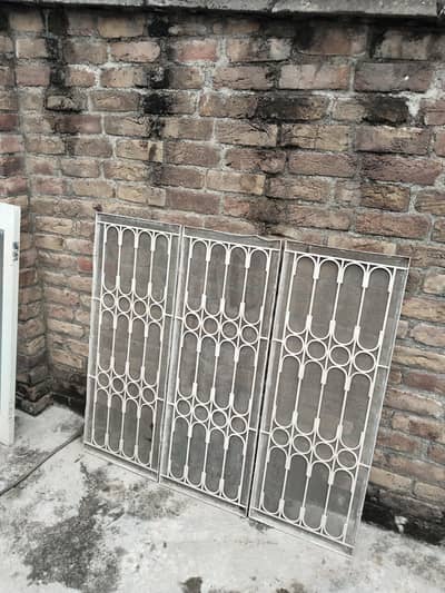 Khirkian aur Lohe ki Grills for sale