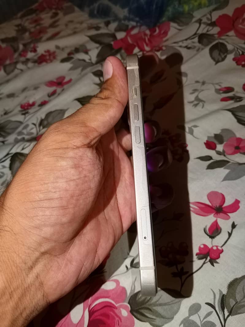 Apple iPhone 13 2