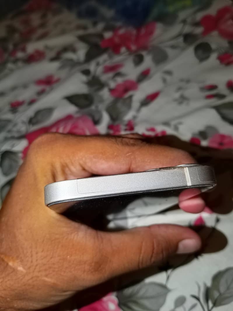 Apple iPhone 13 5