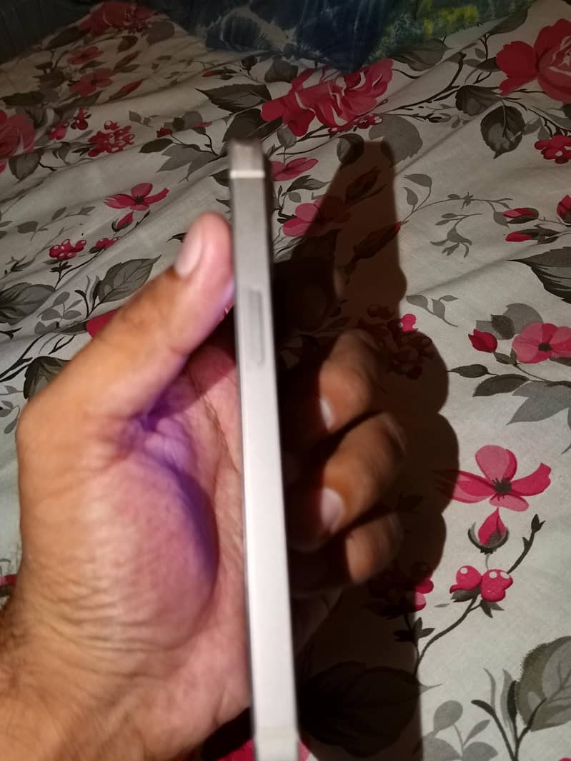 Apple iPhone 13 6