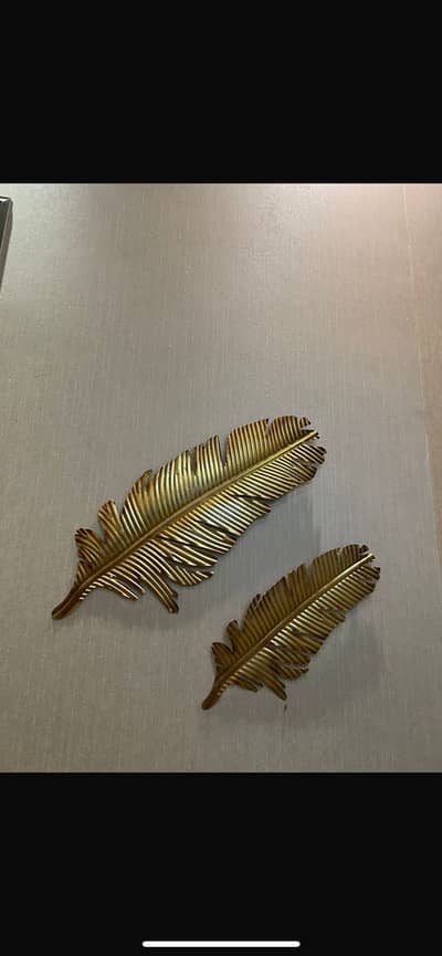 2 metal golden leaves