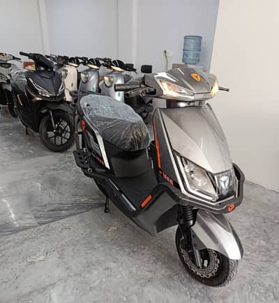 Yadea T5L electric scooter bike at lahore with guard