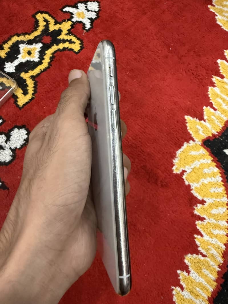 Apple iPhone XS 4