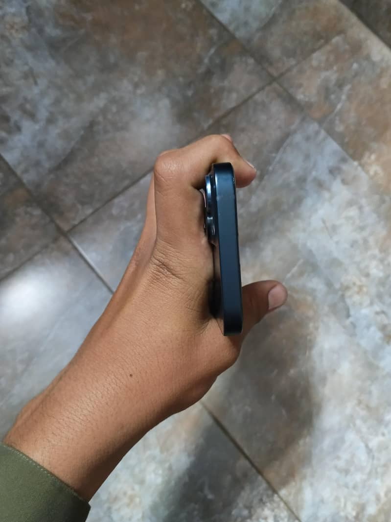 Apple iPhone 13 2