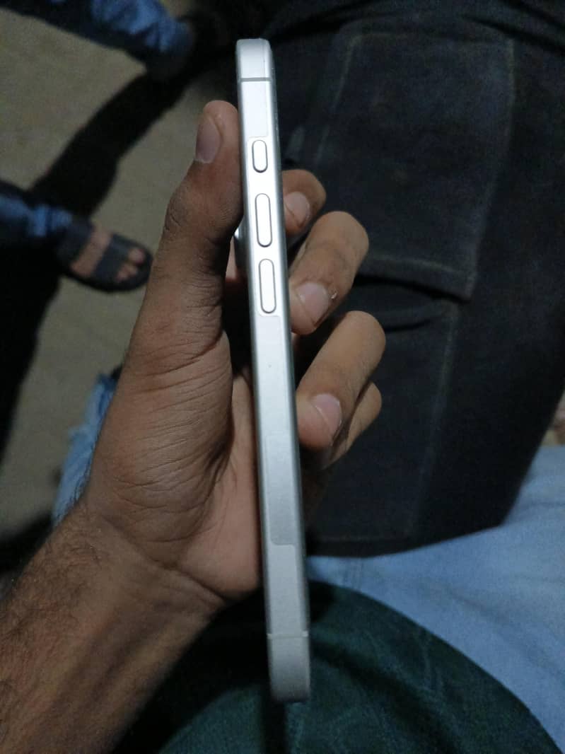 Apple iPhone 16 2