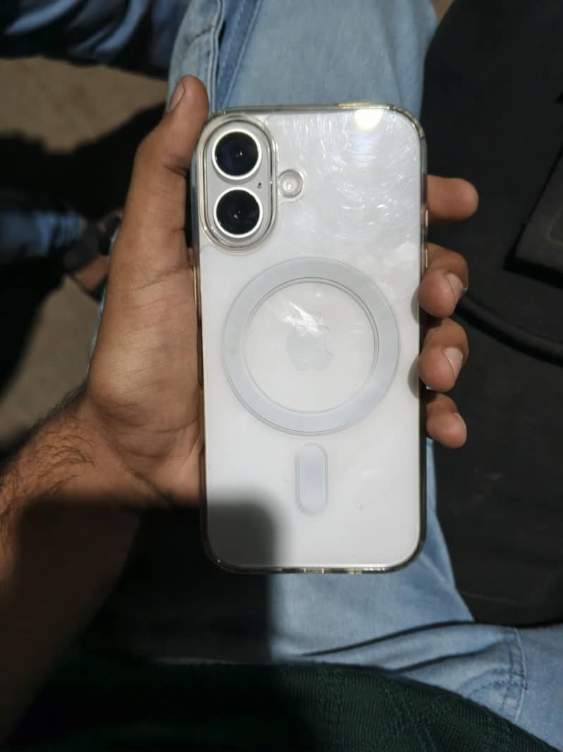 Apple iPhone 16 3