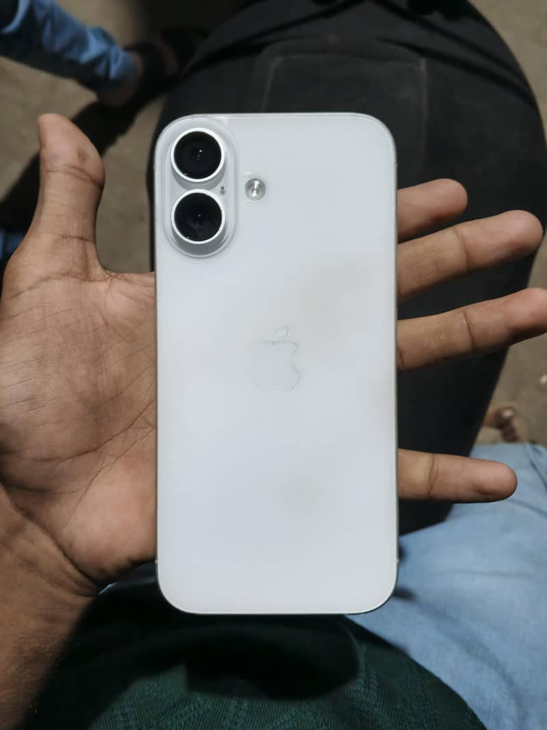 Apple iPhone 16 4