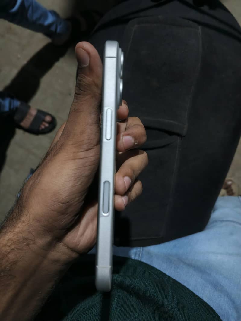 Apple iPhone 16 5