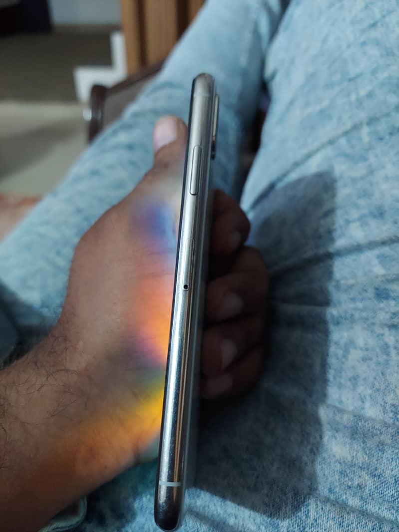 Apple iPhone X 4