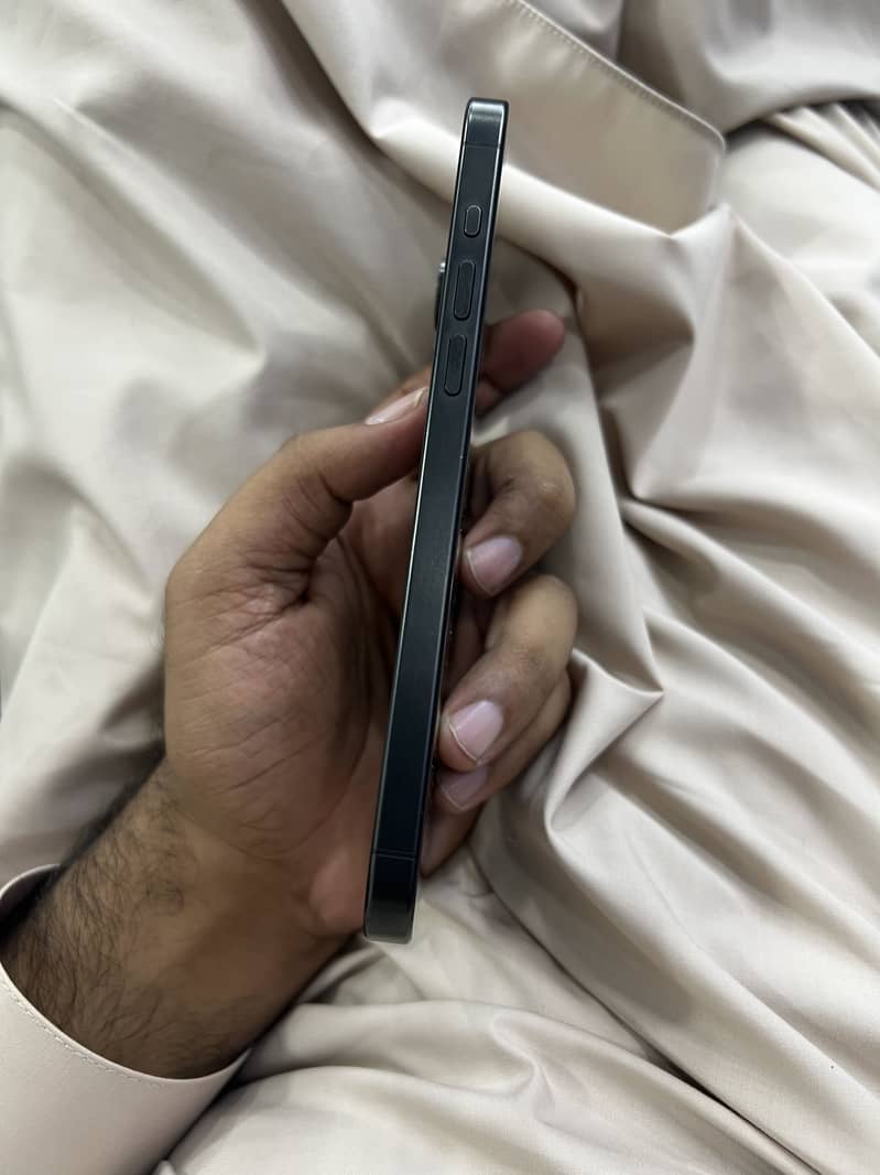 Apple iPhone 15 Pro Max 2