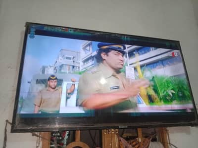 44 inch ka LCD hai aur thoda sa shirt hai usmein