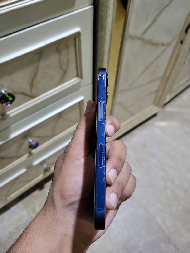 Apple iPhone 13 2