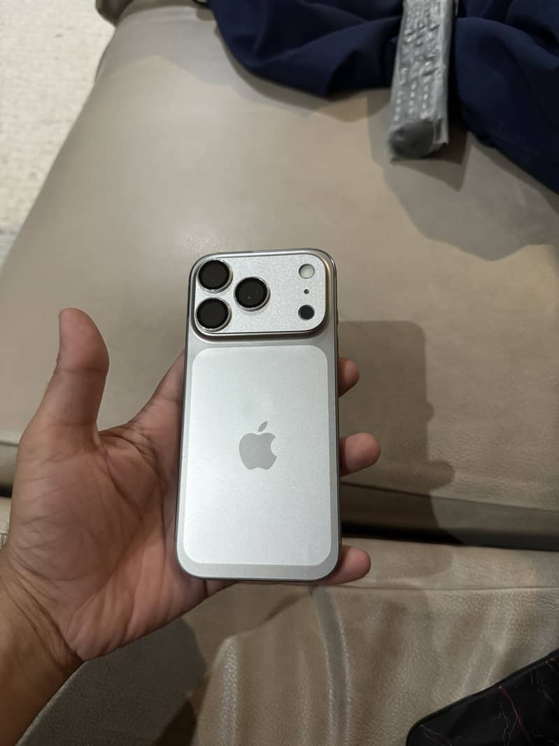 iPhone 16 Pro 1