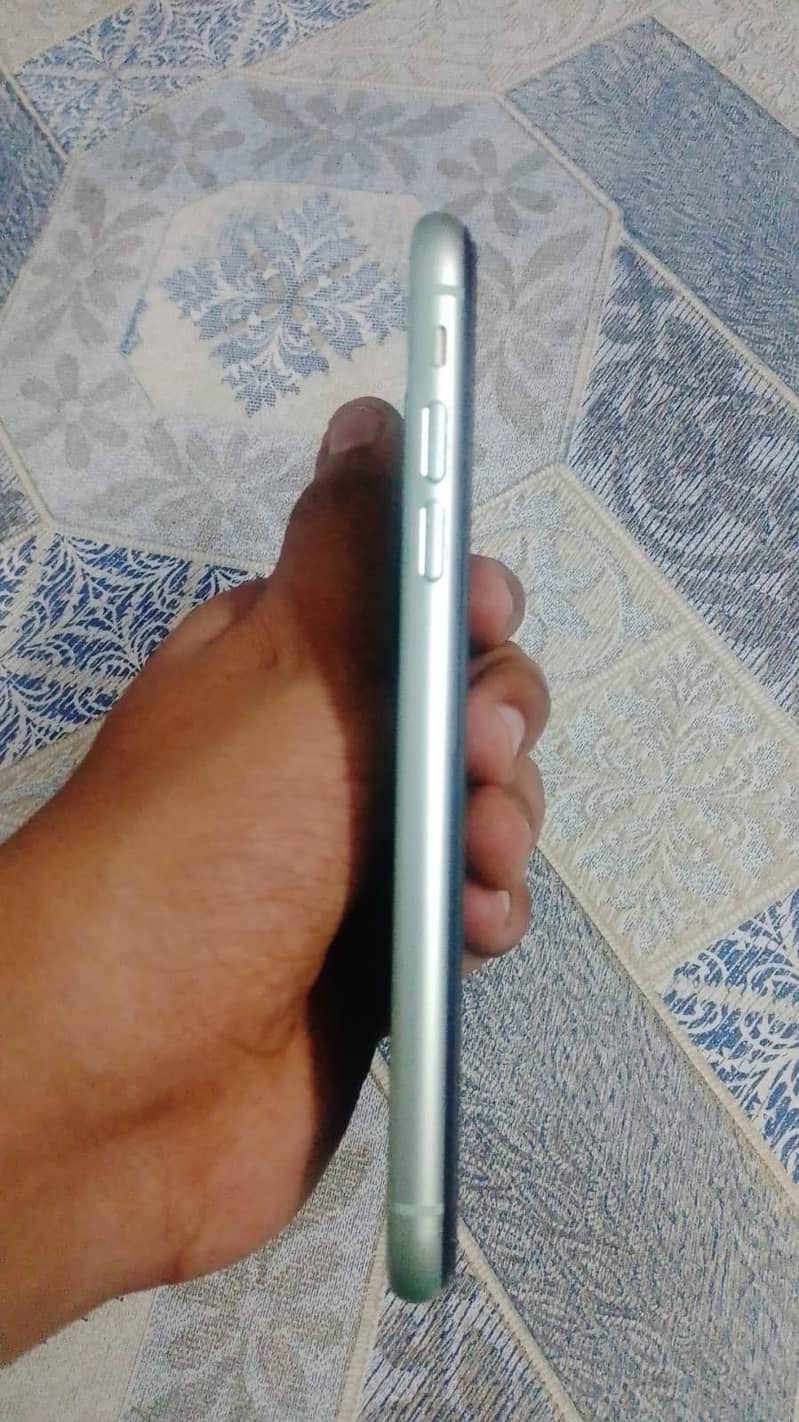 Apple iPhone 11 3