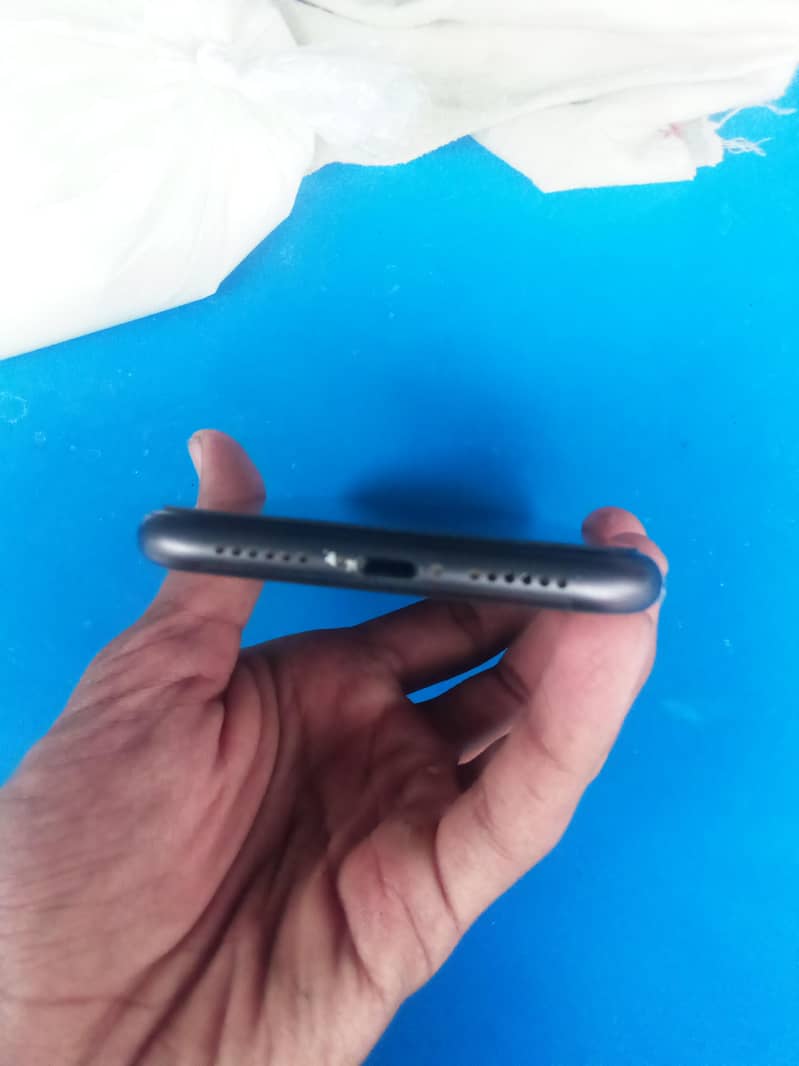 Apple iPhone 11 4