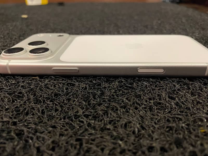 Apple iPhone 17 Pro Max 1