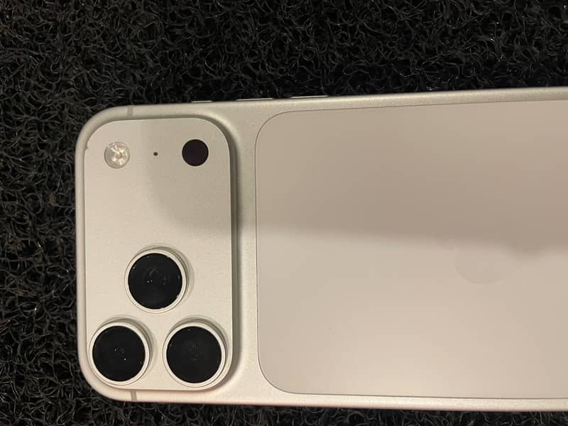 Apple iPhone 17 Pro Max 3