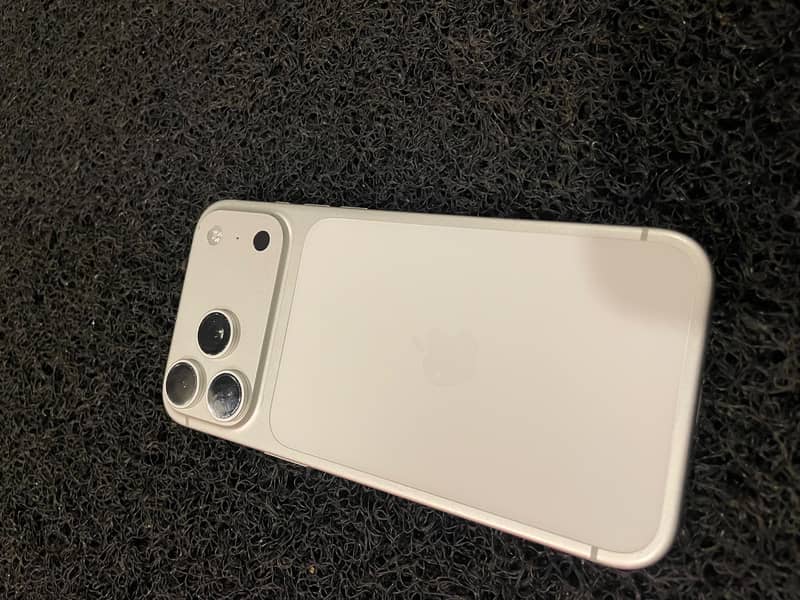 Apple iPhone 17 Pro Max 4