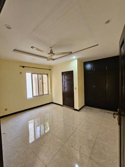 E-11/4 Wabda metar 2bed unfurnished flat available for rent in e11 Islamabad demand 47,000